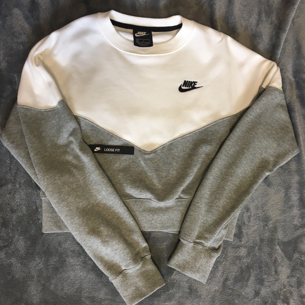 Nike women’s cropped crew neck pull over